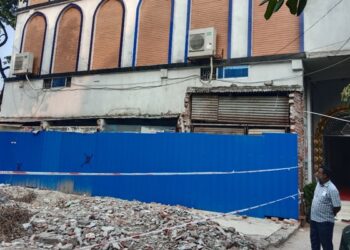 চারারগোপ বায়তুস সালাত জামে মসজিদ সংলগ্ন অবৈধ দোকান উচ্ছেদ দাবী
