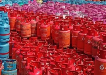 নির্ধারিত দামে মিলছে না এলপিজি, আবার কি বাড়বে?