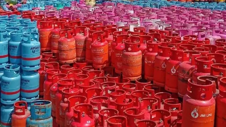 নির্ধারিত দামে মিলছে না এলপিজি, আবার কি বাড়বে?